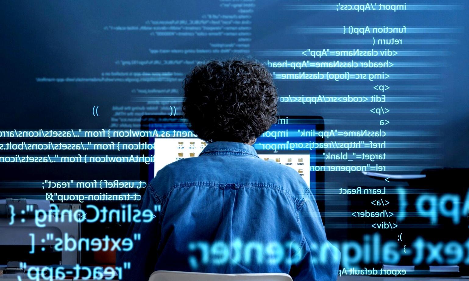 Estudiantes trabajando en proyectos reales de desarrollo