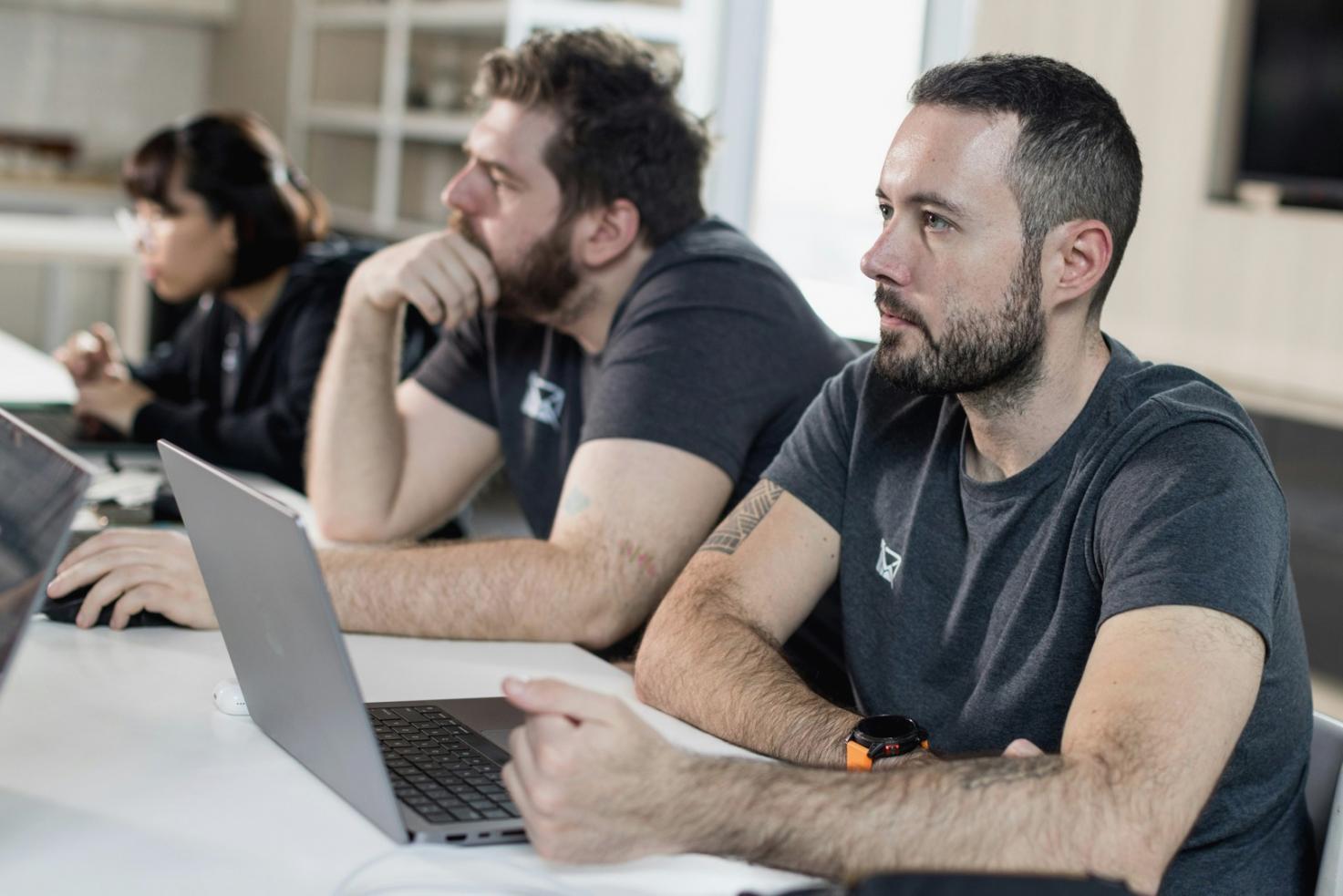 Espacio de trabajo colaborativo donde los estudiantes aprenden desarrollo de herramientas